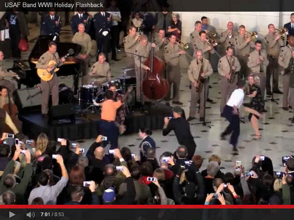 This is the 2015 edition of the USAF Band Flash Performance at Union Square, DC. Love those uniforms! Especially like their Auld Lang Syne performance!